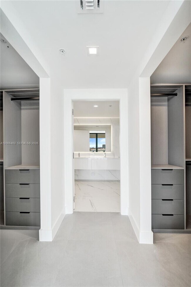 Building Photo - 1170 E Hallandale Beach Blvd