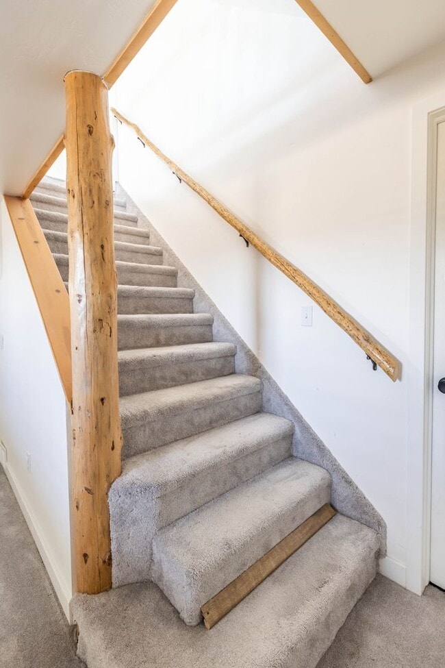 Building Photo - SILVER CREEK HORSE PROPERTY