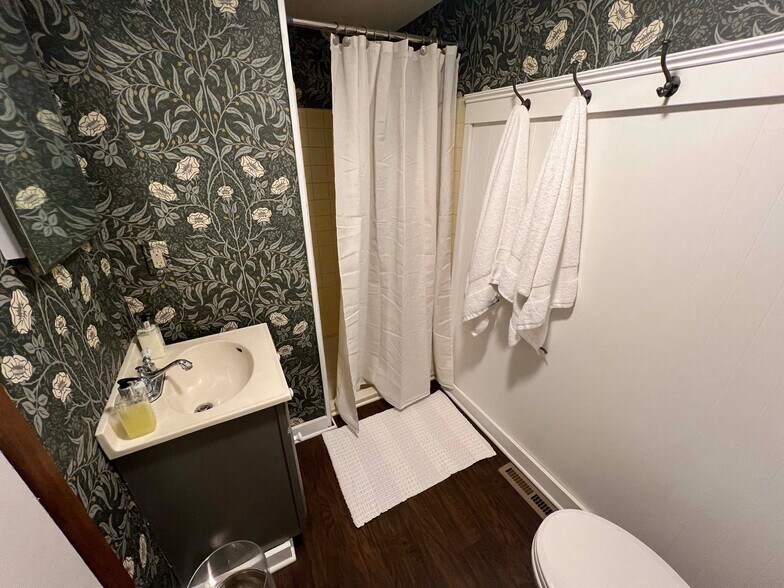 Building Photo - 203-205 Main St