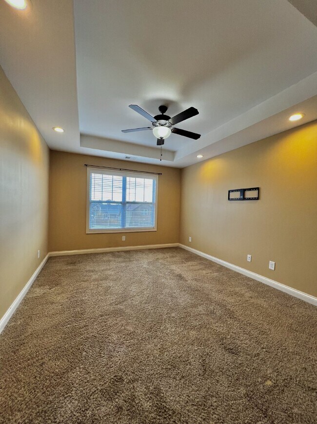Building Photo - Charming 3BR/2.5BA Home in Clarksville! PE...