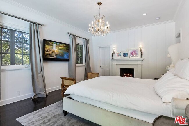 Building Photo - 111 S Glenroy Ave