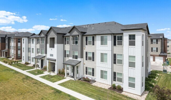 Building Photo - Amenity-Rich Top-Floor Condo in Lehi