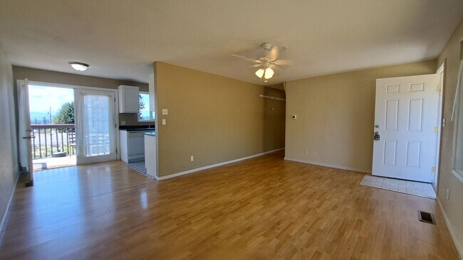 Building Photo - 2 Bedroom 1 Bath Duplex