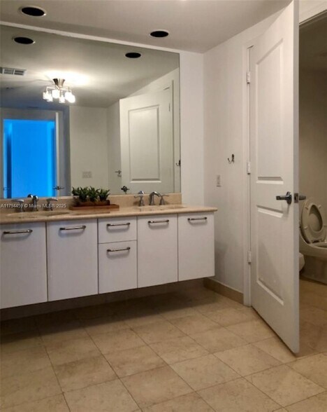 Building Photo - 3101 S Ocean Dr
