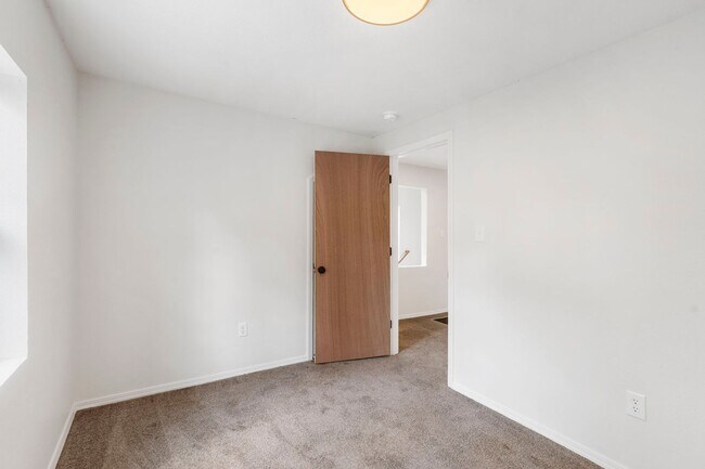 Building Photo - 3 bedroom | 2 bathroom | PETS WELCOME!