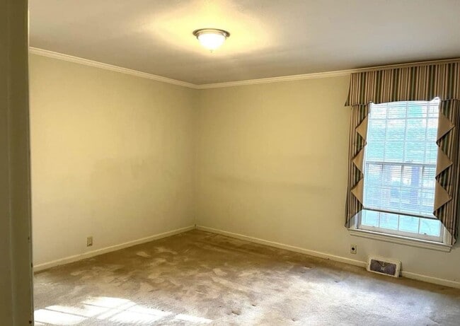 Building Photo - 3 Bed 1 Bath Brick Home - Corner Lot
