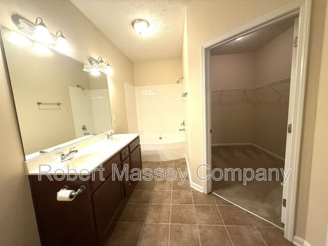 Building Photo - 9400 Clubview Dr