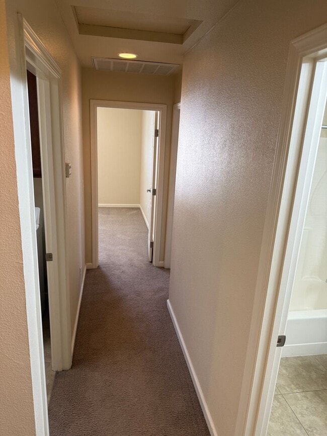 Building Photo - 3-bedroom, 2.5-bathroom townhouse located ...