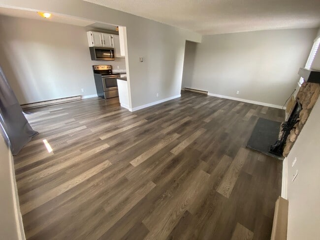 Building Photo - Spacious Updated Condo
