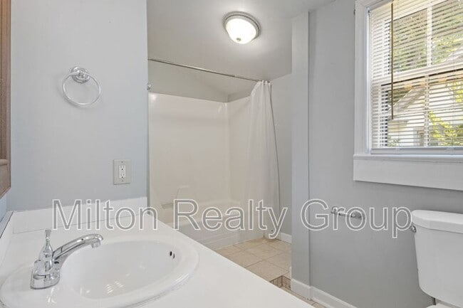 Building Photo - 106 W Ivey St