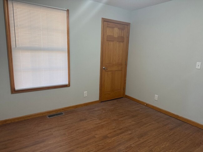 Building Photo - Newly renovated west side duplex with full basement!