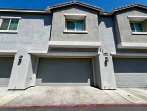 Building Photo - 3 BED 3 BATH 2 CAR GARAGE TOWNHOUSE W/ PRIVATE YARD, LOFT & BEDROOM DOWNSTAIRS IN GATED COMMUNITY...