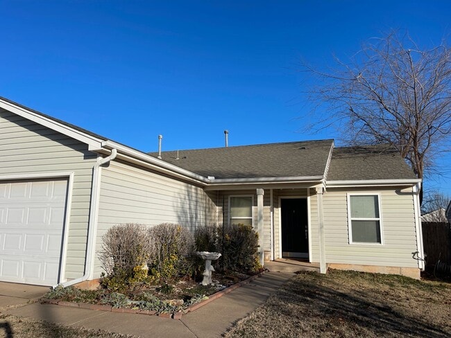 Building Photo - True 4 bed in Edmond, new carpet and paint!
