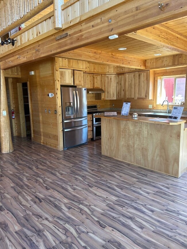 Building Photo - Gorgeous Log Home with infloor heat.  Two level lots with RV parking and dumpstation.
