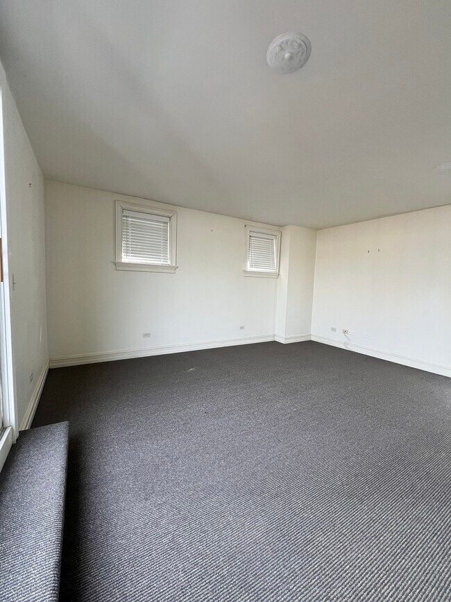 Building Photo - 2008 S Calumet Ave