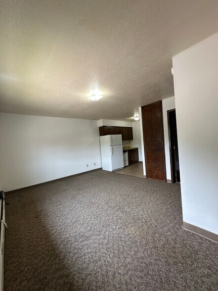 Building Photo - 320 Oak Ave N