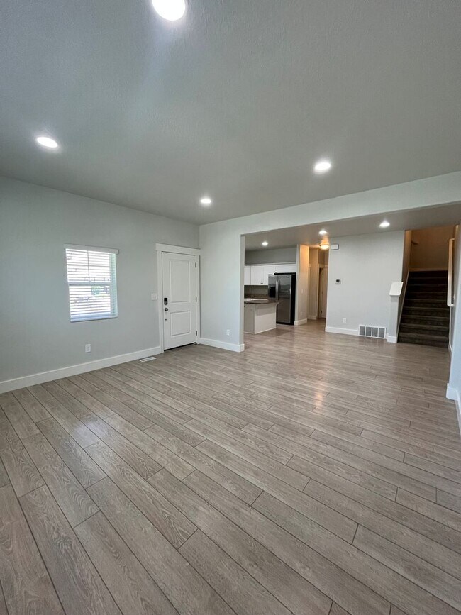 Building Photo - Spacious 3 Bed, 2.5 Bath Townhome in Pleasant Grove