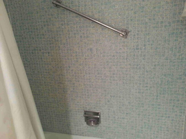 Building Photo - 300 Horizon W