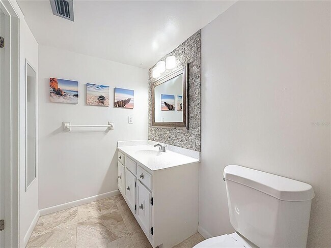 Building Photo - 106 1st St E