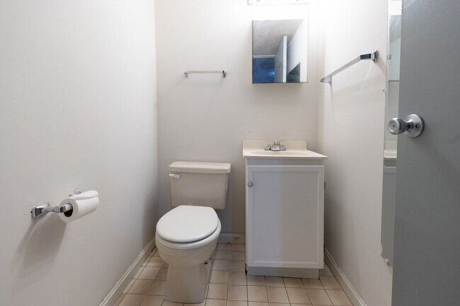 Building Photo - Anderson - Updated and spacious 3 bed 2.5 ...