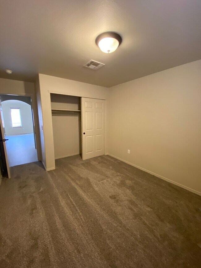 Building Photo - spacious 4 bedroom home in legends west