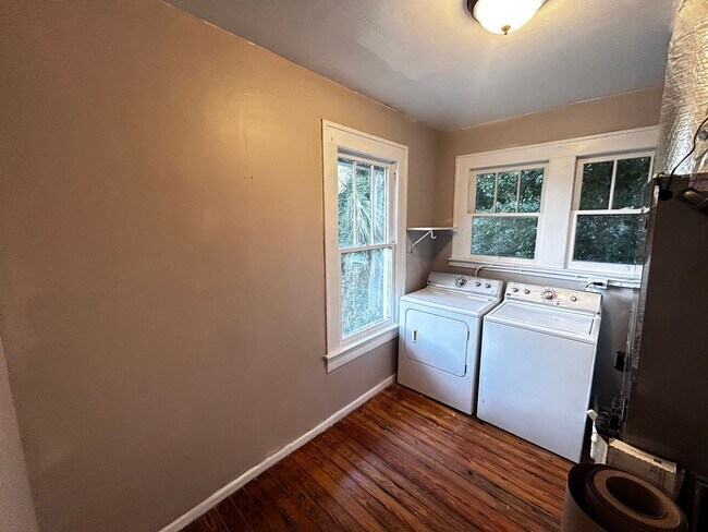 Building Photo - 2561 Rosselle St