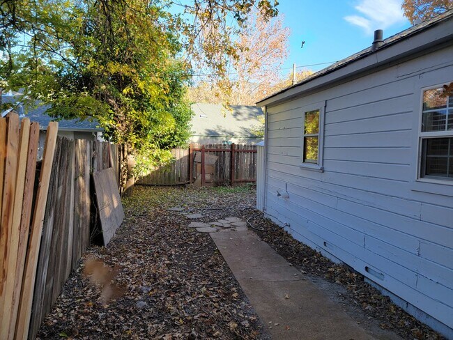Building Photo - 2 Bedroom 1 Bathroom House Near Caldwell Park