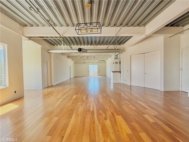 Building Photo - 312 W 5th St