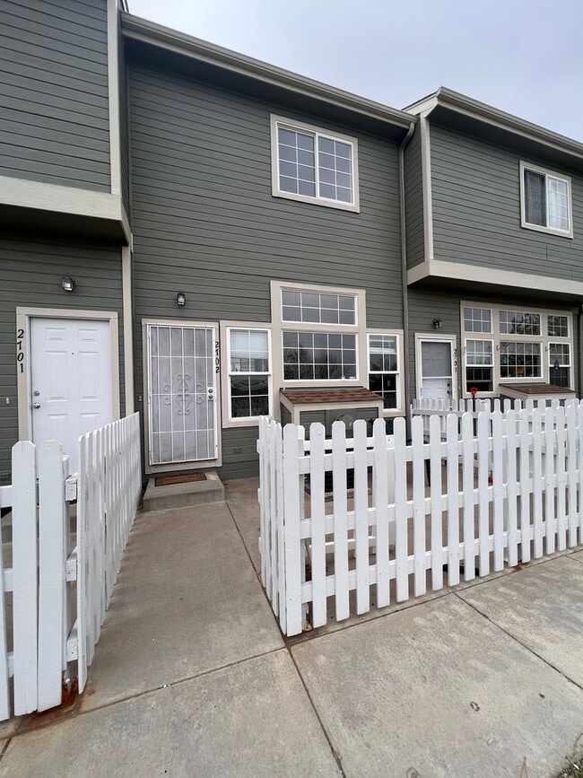 Primary Photo - Gorgeous 2 bed/2.5 bath townhome in Welby ...