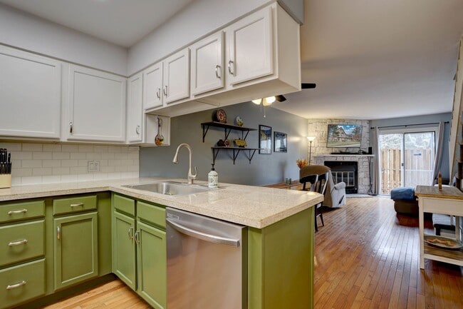 Building Photo - Wonderful 2 bed 2 bath Townhouse with Fire...