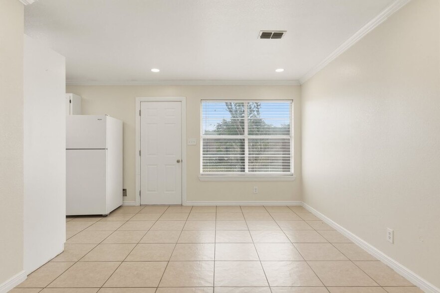 Building Photo - 711 Cisneros St