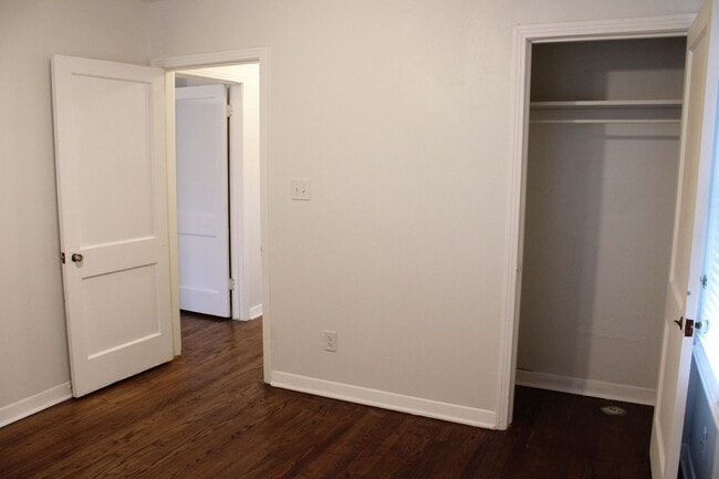 Building Photo - 2825 W Woodlawn Ave
