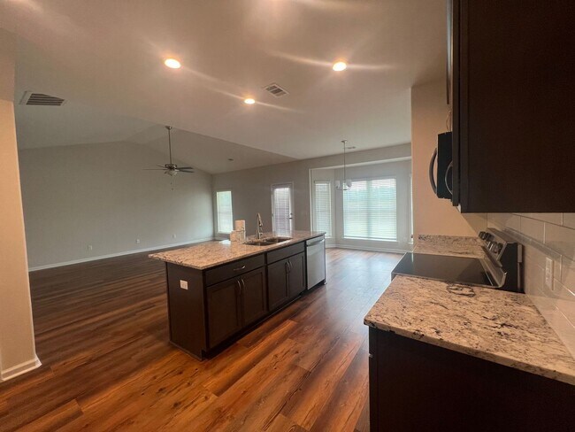 Building Photo - 5 bedroom, 3 bath home in Savannah, near I-16