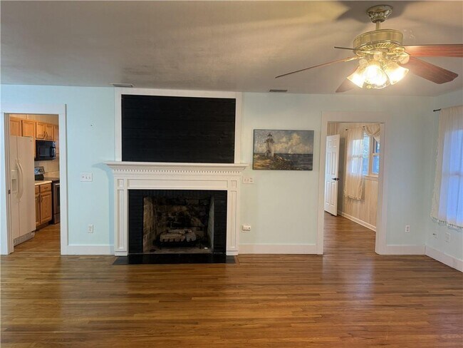 Building Photo - 2222 Parkwood Dr