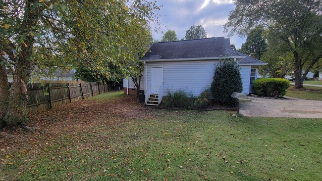 Building Photo - 3 Bed, 2 Bath Home Available in Simpsonville