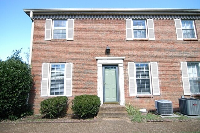 Building Photo - 2 Bedroom / 1.5 Bathroom Townhome in Madison Available Now!