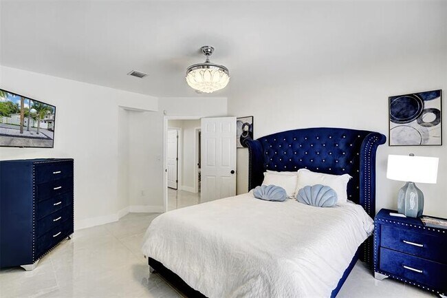 Building Photo - 1129 NE 2nd Ave