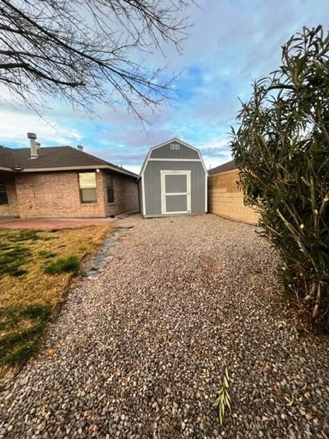 Building Photo - Golf Course Neighborhood
