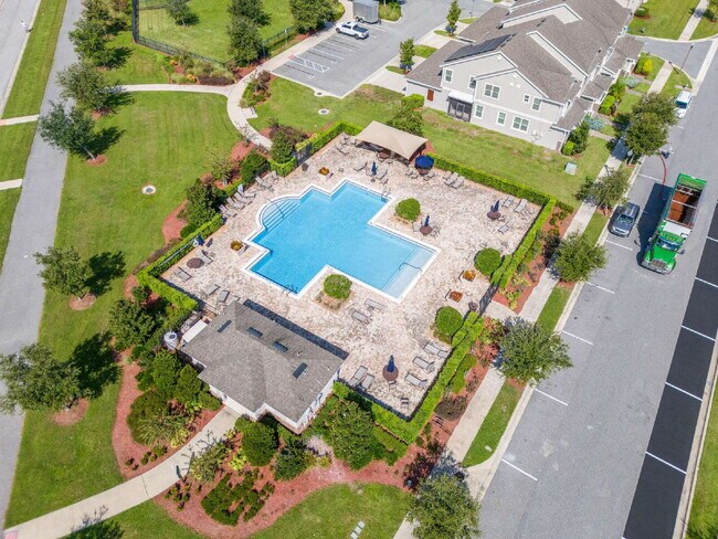 Building Photo - Spacious 3-Bed, 2.5 Bath End Unit Townhome in Windermere with 2 Car Garage!