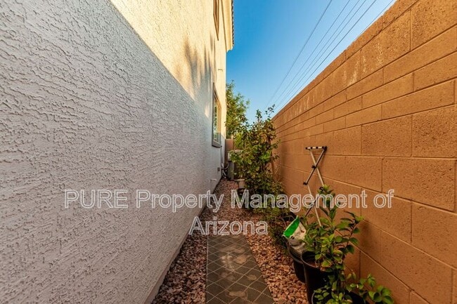 Building Photo - 696 N Bay Dr