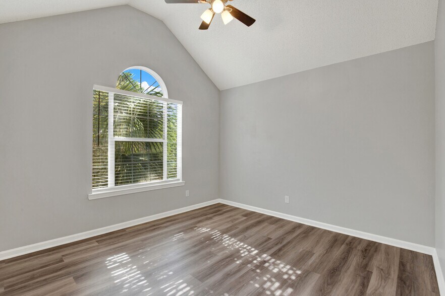 Building Photo - 111 Teakwood Dr