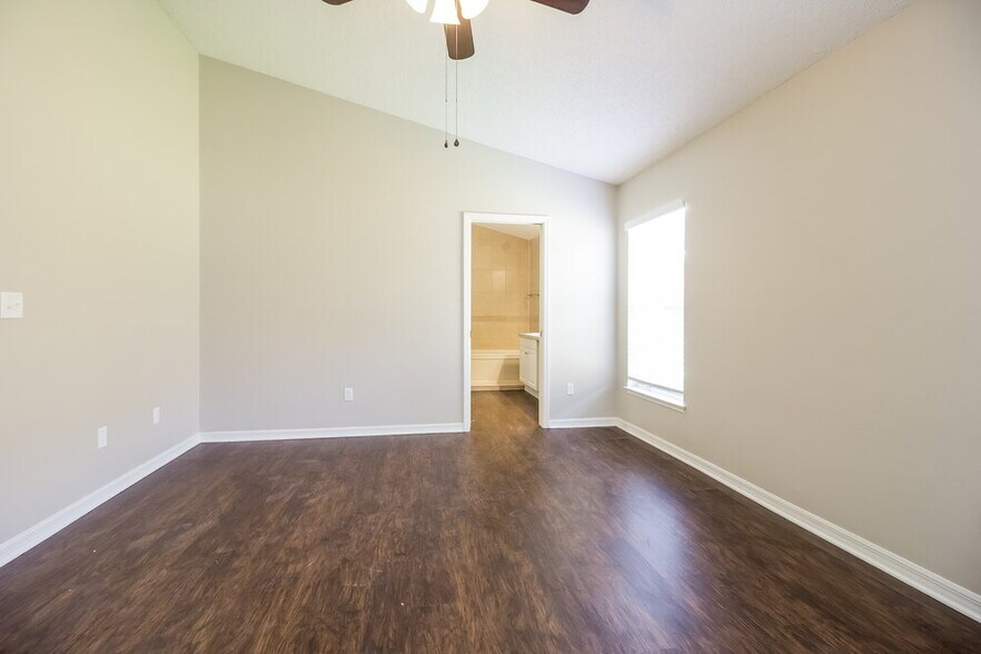 Building Photo - 4240 Forest Island Dr