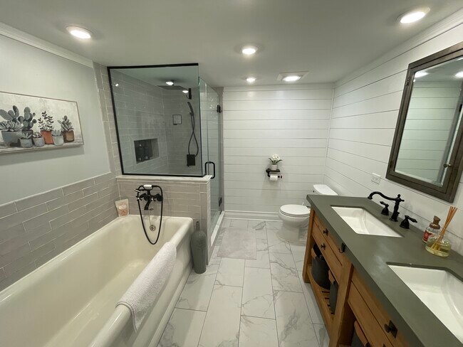 Master Bath - 2717 N Artesian Ave