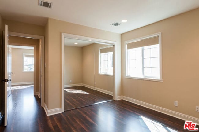 Building Photo - 826 Main St