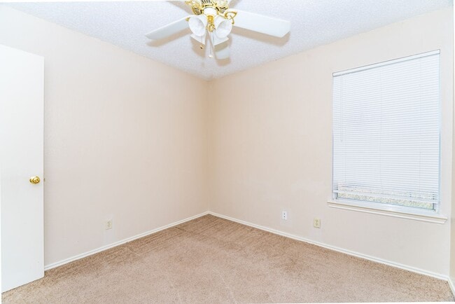 Building Photo - 2-BEDROOM DUPLEX