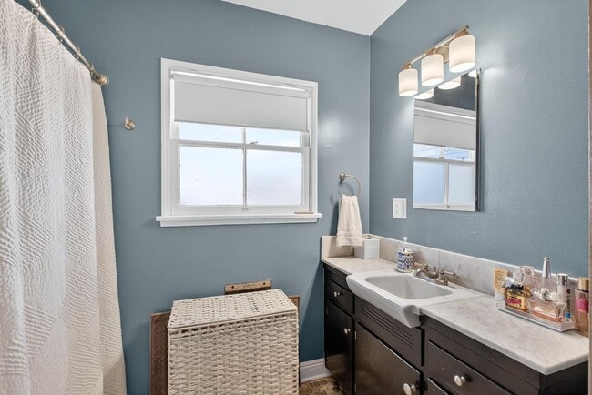 Building Photo - 3 Bed, 2 Bath home in quiet neighborhood