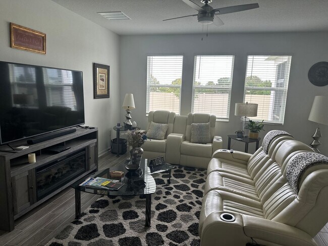 Building Photo - Beautiful 4 bedroom, 2 bathroom home near ...