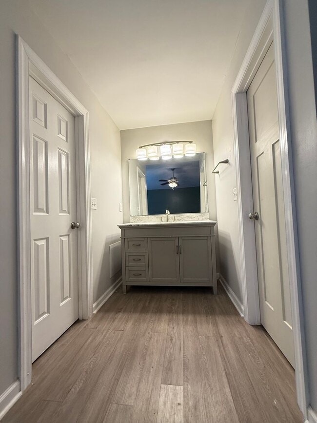 Building Photo - Charming 3 Bed 2 Bath home with ample yard...