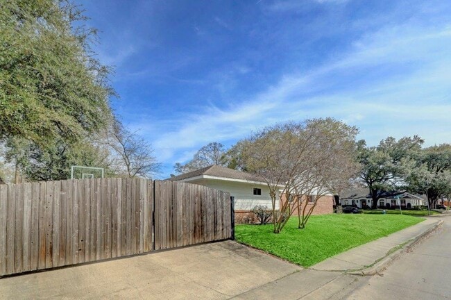Building Photo - 6260 Briar Rose Dr
