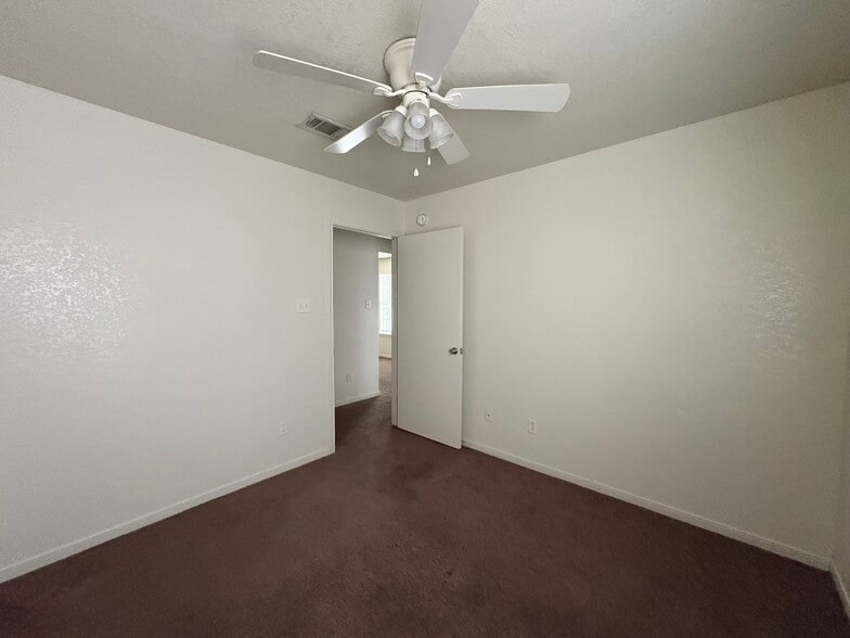 Building Photo - 2111 Jennifer Dr